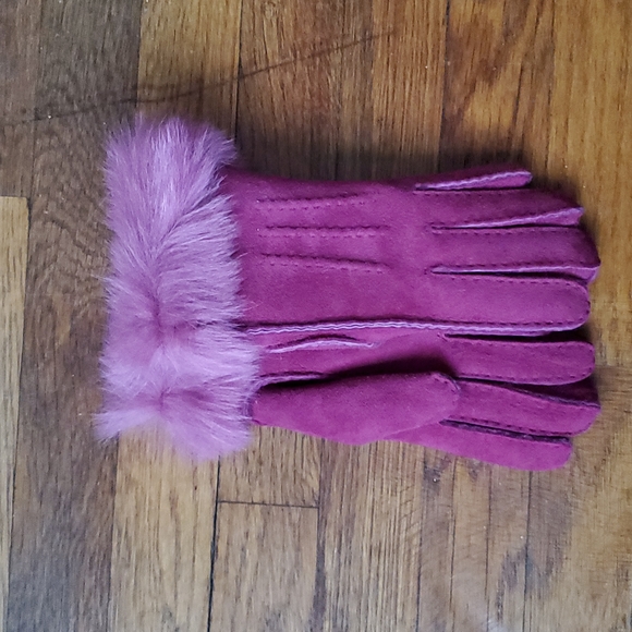 Ugg Fuscia Pink Shearling Gloves, NWOT - Picture 1 of 6